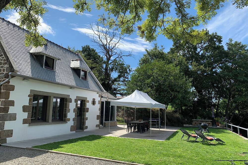 6-person house with lake between Mont St Michel, St Malo, Cancale, Rennes. in Broualan, Saint-Malo region