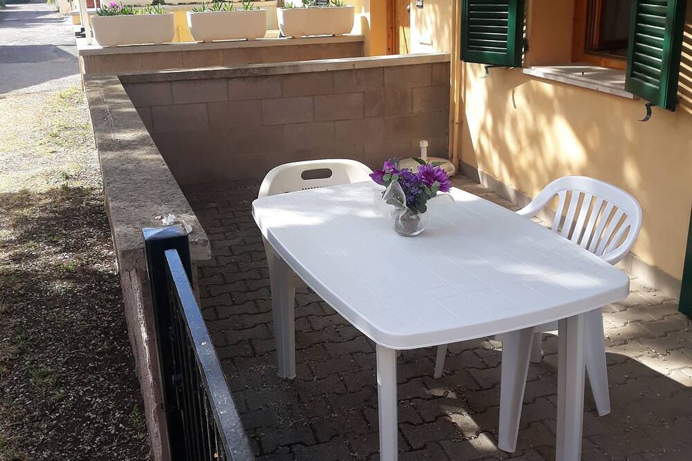 Entire apartment, Cecina mare 200 mt from the sea ground floor, separate entrance, sleeps 4 in Marina di Cecina, Cecina