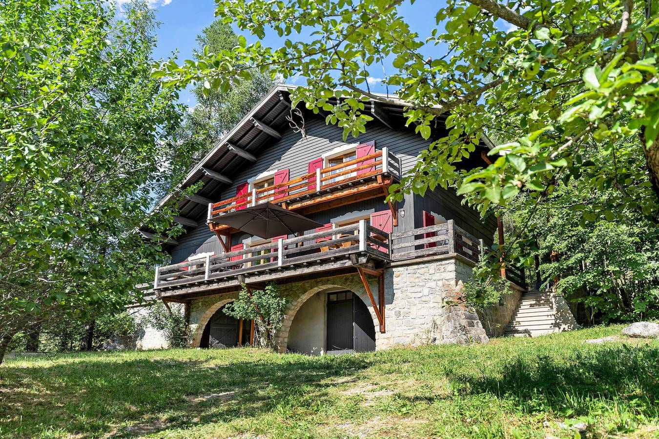 Chalet La Coste – Alpes franceses, vistas a la montaña, terraza privada y Wi-Fi in Colmars, Región de Castellane