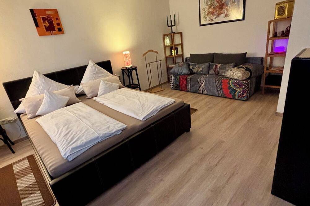 Ganze Wohnung, Helles Studio-Apartment – Zentral, Bahnhofsnähe, Bayreuth in Frankenalb