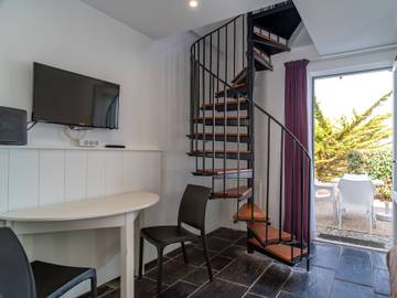 Gîte pour 3 personnes, avec piscine et balcon dans Plage De La Falaise