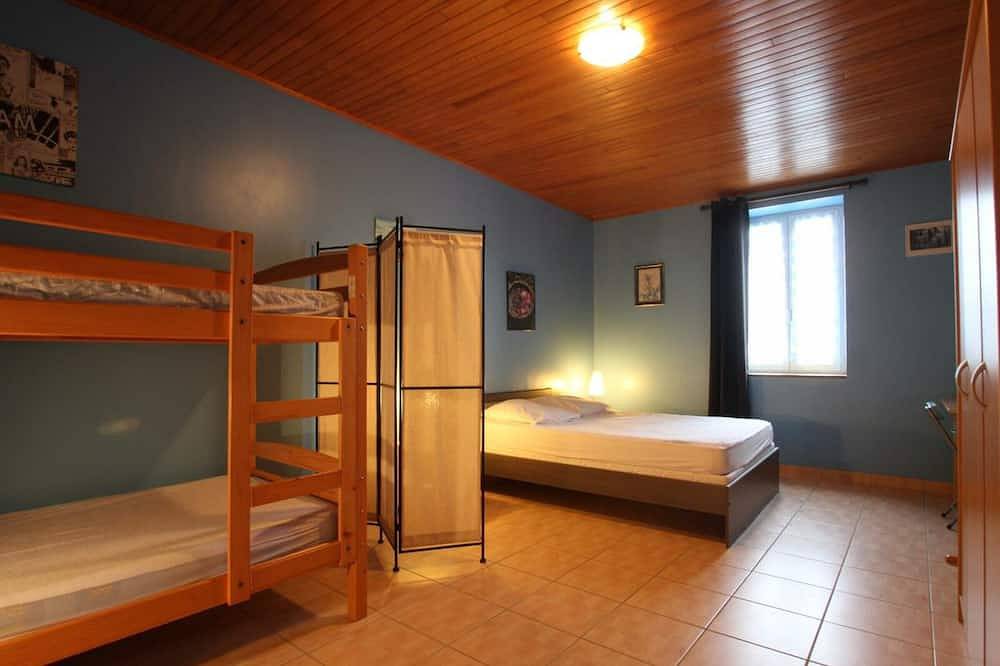 Charming Beachside Home with Terrace, Bbq, and Baby Equipment in Hauteville-sur-Mer in Hauteville-sur-Mer, Coutances