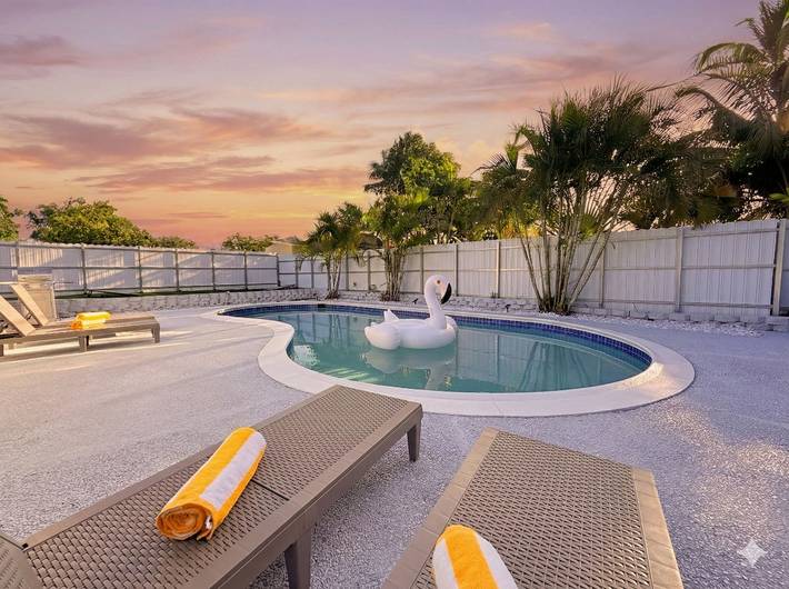 Vacation home for 10 people, with pool and terrace as well as yard in Fort Lauderdale