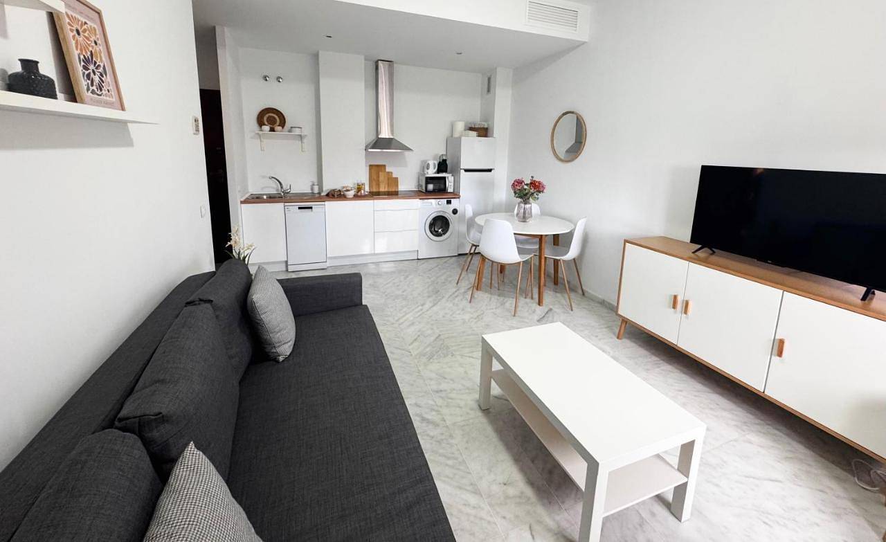 Deluxe One-Bedroom Apartment with Garden View in Este-Alcosa-Torreblanca, Sevilla
