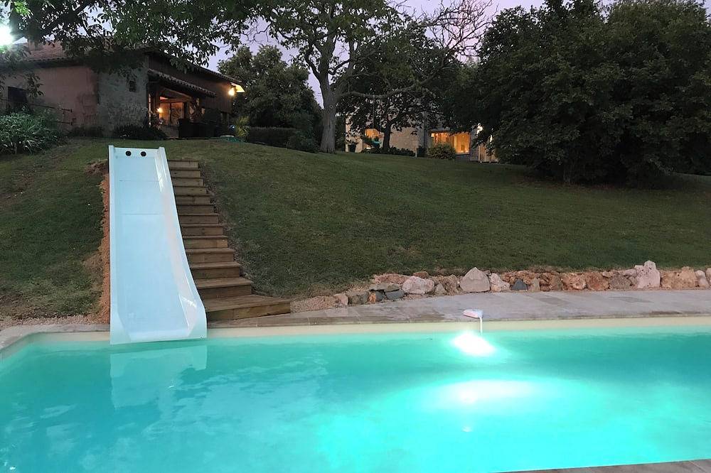 Domaine de 2 Gites, Piscine et Toboggan de 7 Mètres Pour Petits et Grands! in Saint-Pastour, Région de Villeneuve-sur-Lot