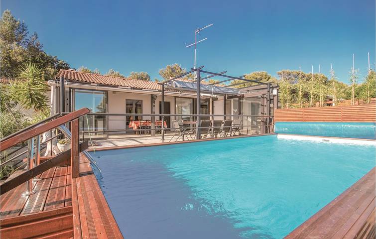 Location de vacances pour 8 personnes, avec Terrasse ainsi que Jardin et Piscine à Signes
