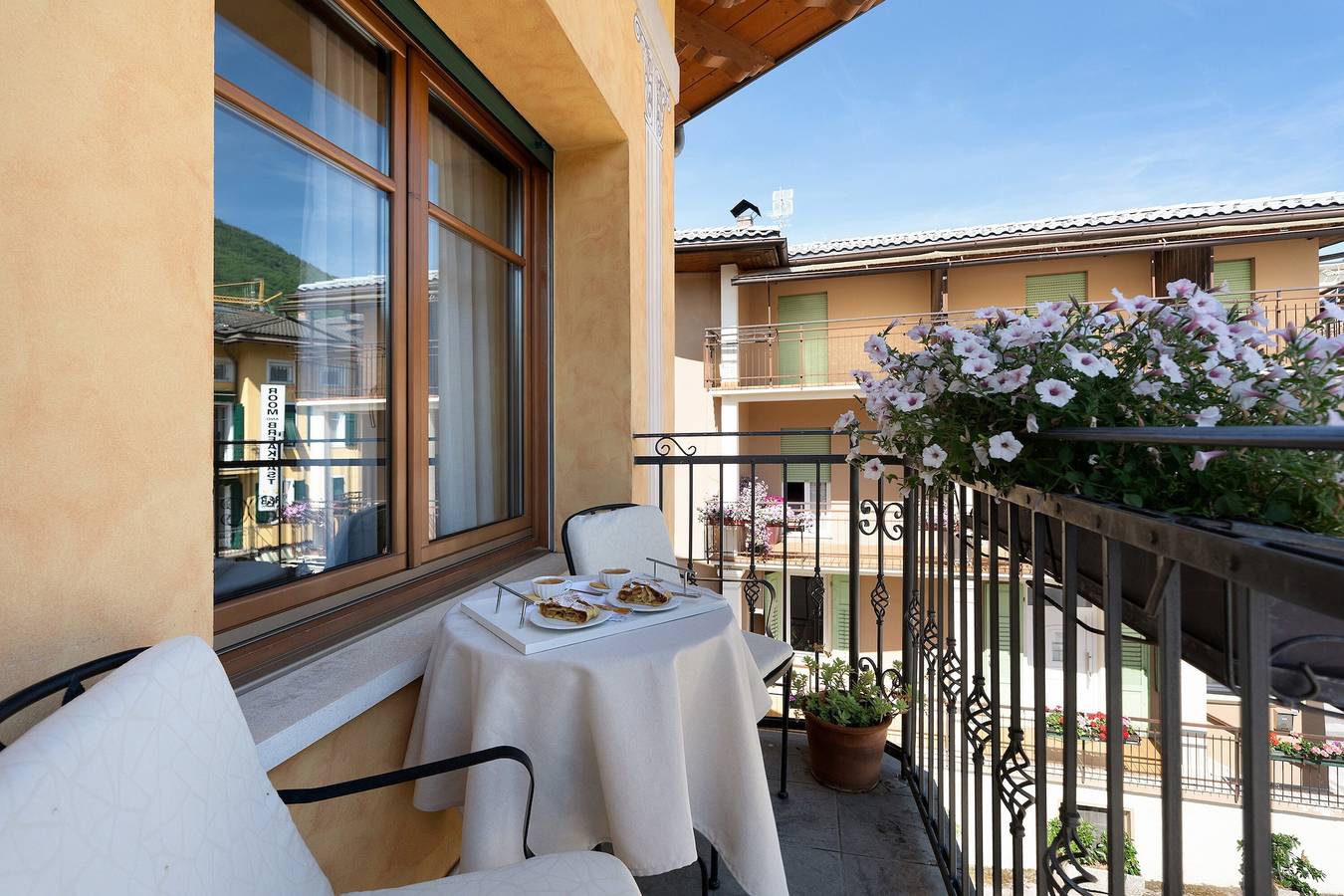 Appartamento intero, Appartamento 'You An Me' con vista montagna, balcone e Wi-Fi in Levico Terme, Lago di Caldonazzo