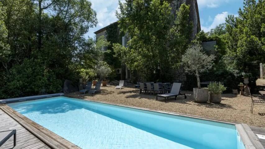 Location de vacances pour 12 personnes, avec jardin et piscine à Labeaume