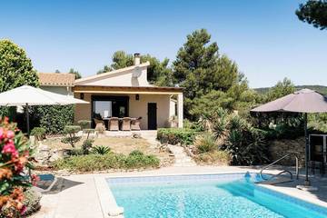 Location de vacances pour 6 personnes, avec terrasse ainsi que jardin et piscine à Pouzols-Minervois