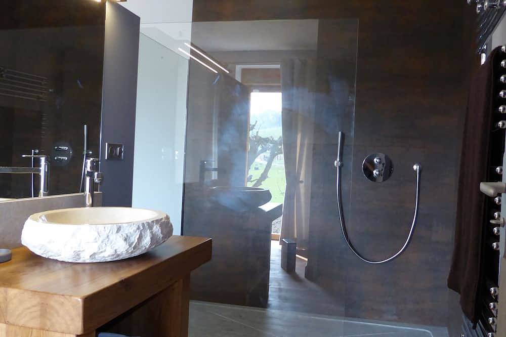 Gîte proche de Lyon avec piscine extérieure ainsi que Jacuzzi, Sauna intérieurs in Chasselay, Lyon et ses environs
