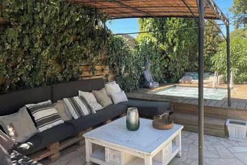Gîte pour 5 personnes, avec jardin ainsi que jacuzzi et terrasse, animaux acceptés à Vers-Pont-du-Gard