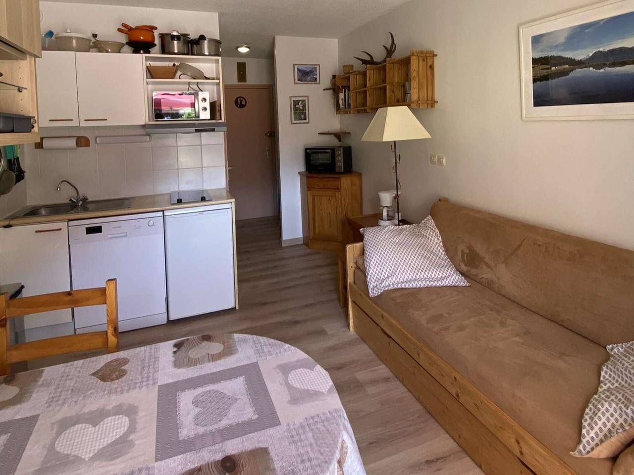 Entire apartment, Cozy 2-4 Pers Apt in Village Center, Near Ski Lifts, Pool, South-Facing Terrace in Arêches, Beaufort (Rhône-Alpes)