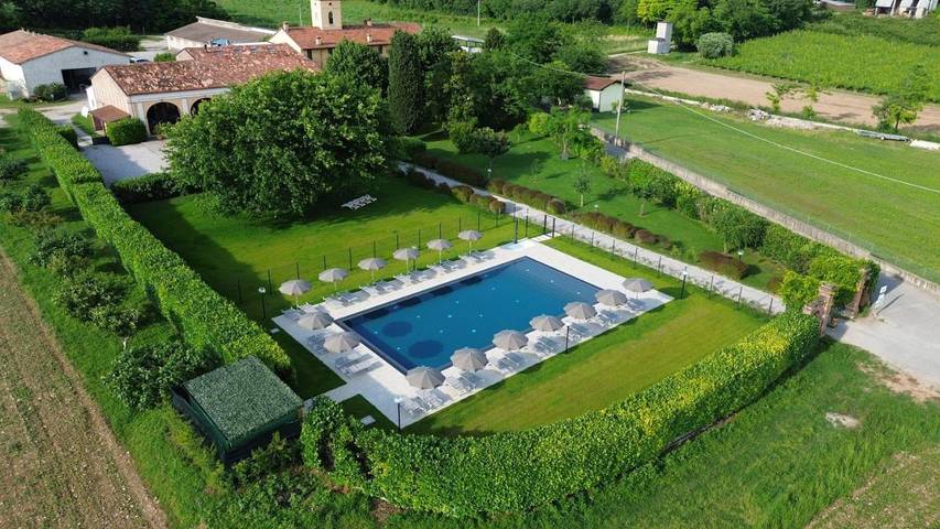 Location de vacances pour 3 personnes, avec Jardin ainsi que Piscine et Sauna à Solferino