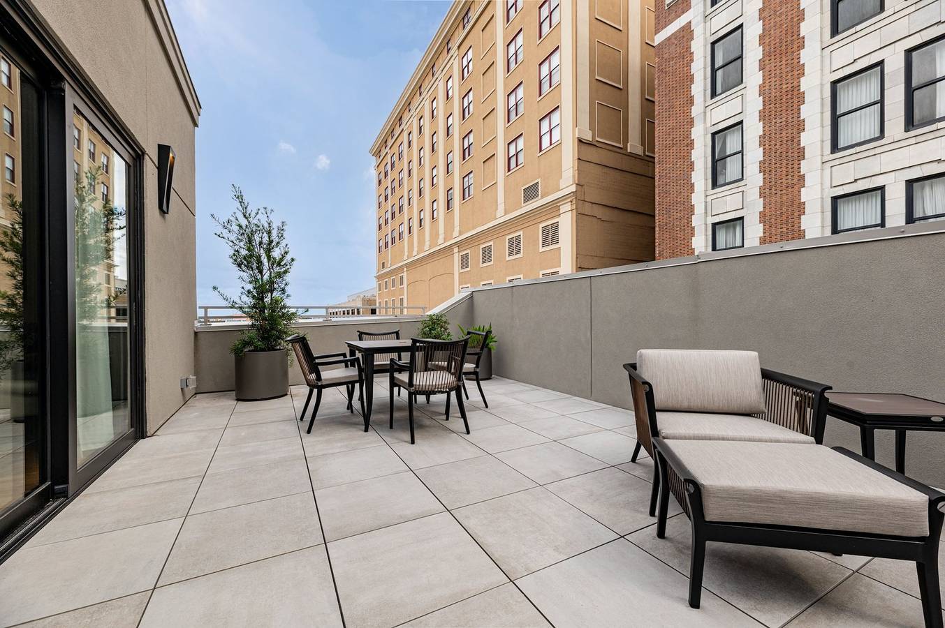 Apartamento entero, 2Br Iconic Penthouse Living + Private Patio | The Mayfair in Storyville (New Orleans), New Orleans
