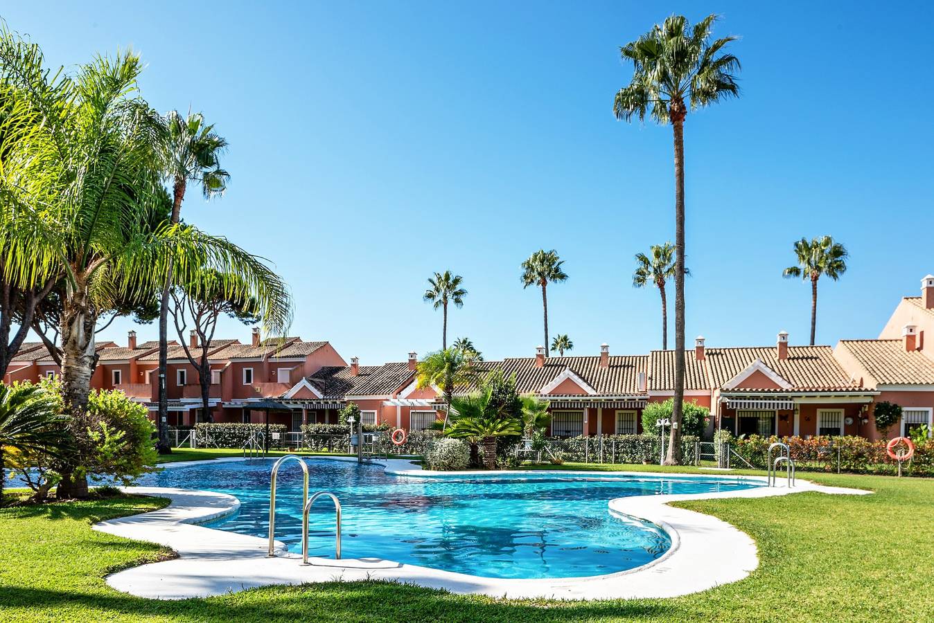 Apartamento entero, Apartamento "Ático Novo Sancti" con vistas a la montaña, piscina compartida y Wi-Fi in Novo Sancti Petri, Chiclana de la Frontera