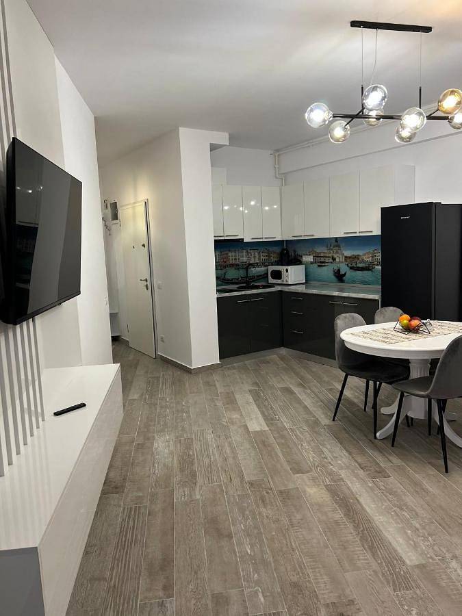 Location de vacances pour 4 personnes, avec piscine et vue ainsi que vue sur le lac et terrasse en Roumanie