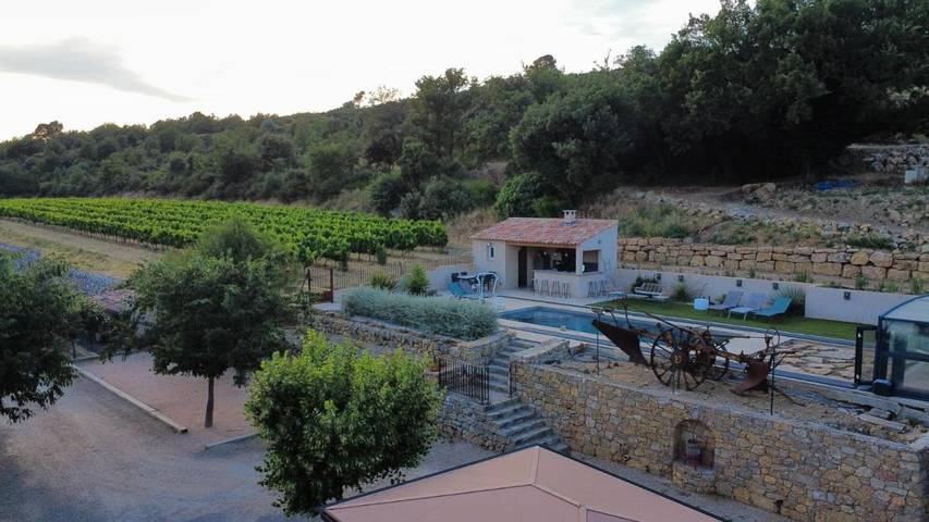 Gîte pour 4 personnes, avec Terrasse et Jardin ainsi que Piscine et Vue dans Golf de Barbaroux