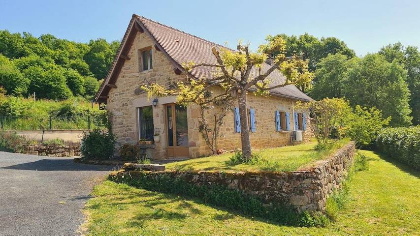 Location de vacances pour 4 personnes, avec jardin et piscine à Gagnac-sur-Cère