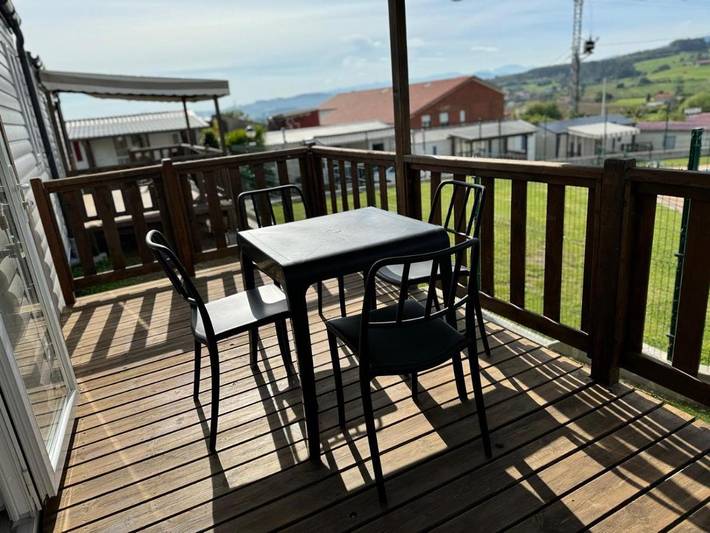 Camping para 4 personas, con jardín y terraza además de piscina y vistas en Cantabria