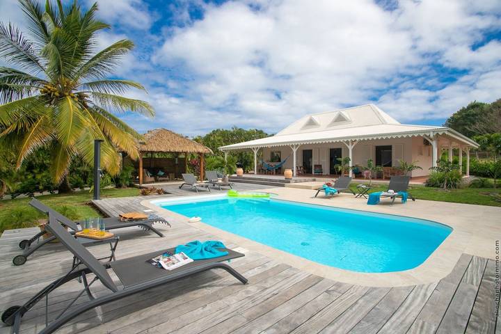 Location de vacances pour 8 personnes, avec jardin ainsi que terrasse et piscine à Le Vauclin