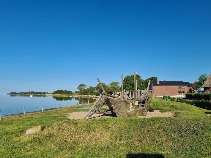 Ganze Ferienwohnung, Haus Besch - Apartment Auszeit am Meer - Auszeit am Meer: 3-Raum, 4 Pers., Terrasse, Wlan, Sauna in Alt Reddevitz, Mönchgut