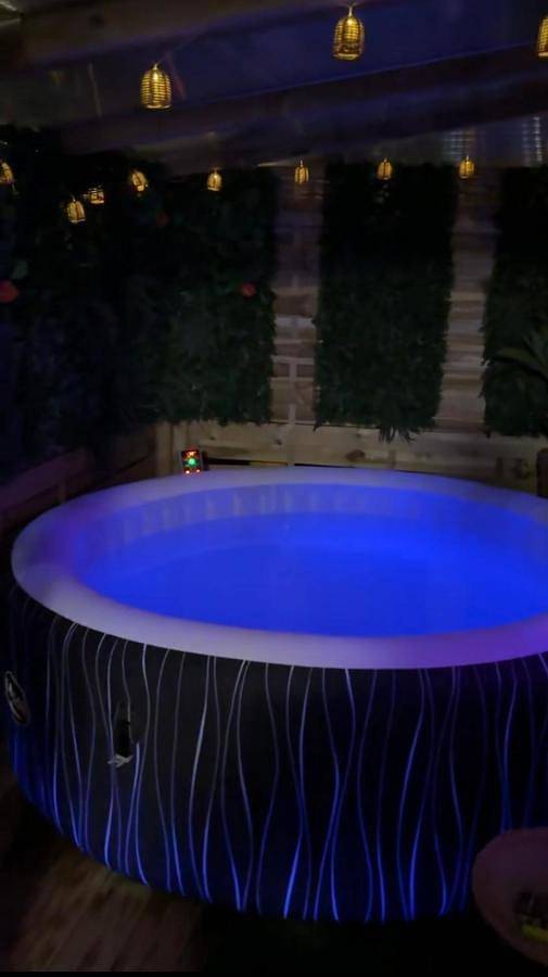 Appartement entier, Suite Rétro Chic avec Spa en Terrasse in Biache-Saint-Vaast, Région d'Arras