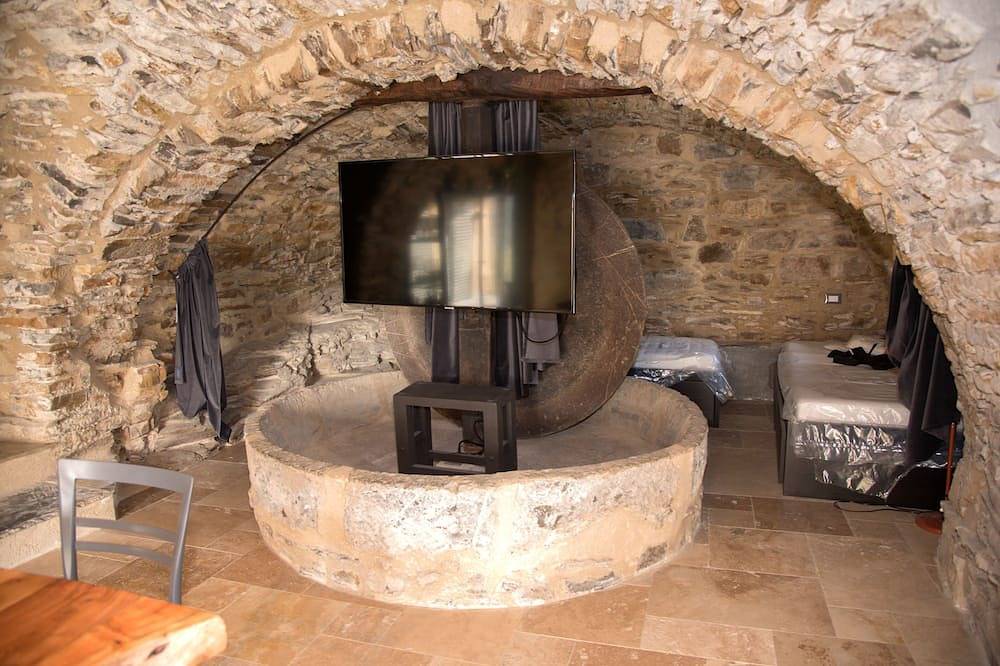 Ganze Wohnung, Urige Ferienwohnung in einer alten Oelmühle in Montegrazie, Imperia