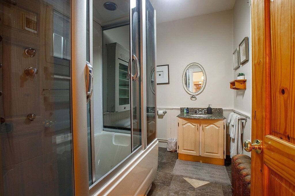 Ganze Wohnung, Two bedrms, living+dining, Kedgi Lodge nature themed suite in Region of Queens Municipality, Queens County