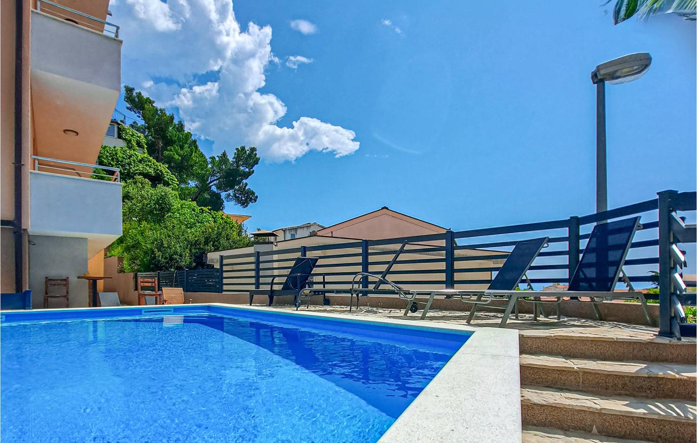 Ganze Ferienwohnung, Gemütliche 1-Zimmer-Wohnung mit Pool, 500 m vom Strand entfernt und inklusive Parkplatz in Baska Voda, Makarska Riviera