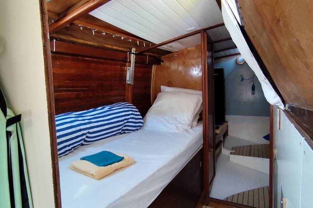 Saga, wooden sailboat close to beaches and ferries in Ouistreham, Caen und Umgebung