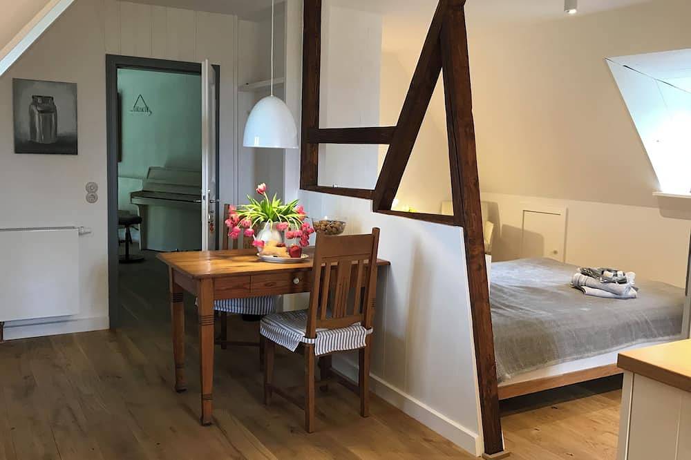 Ganze Wohnung, Warft Simmerdeis/ Apartment 1 im Reetdachhaus mit parkartigem Garten in Oldenswort, Eiderstedt
