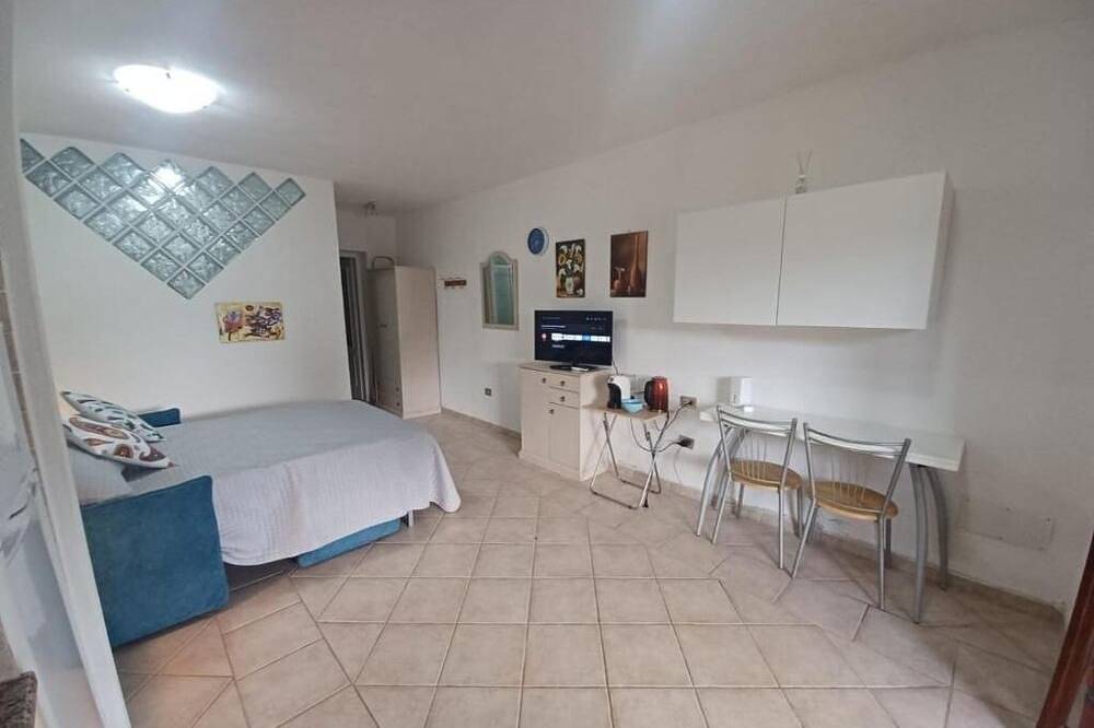 Ganze Wohnung, Casa Monella - Studio-Apartment mit seitlichem Meerblick, 200 m  Strand entfernt in Cala Reale, Olbia