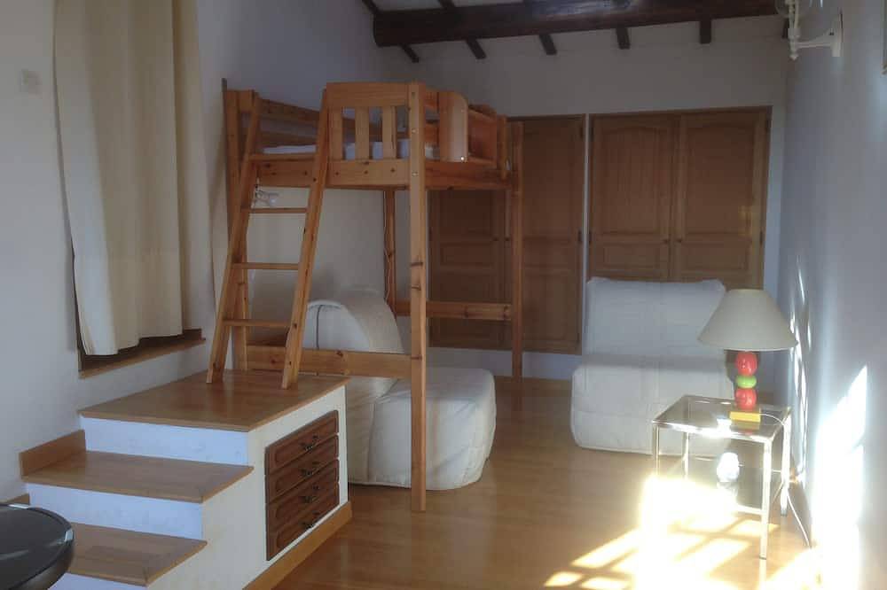 Appartement entier, Coquet appartement duplex dans villa, avec terrasses et accès jardin in Miramas, Côte méditerranéenne (France)