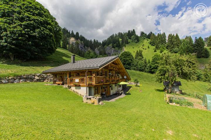 Gîte pour 6 personnes, avec jardin et terrasse à Hauteluce