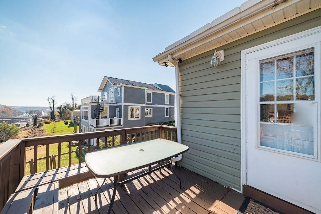 Candy Apple: Family Friendly Downtown Lyh Getaway in Lynchburg, Virginia