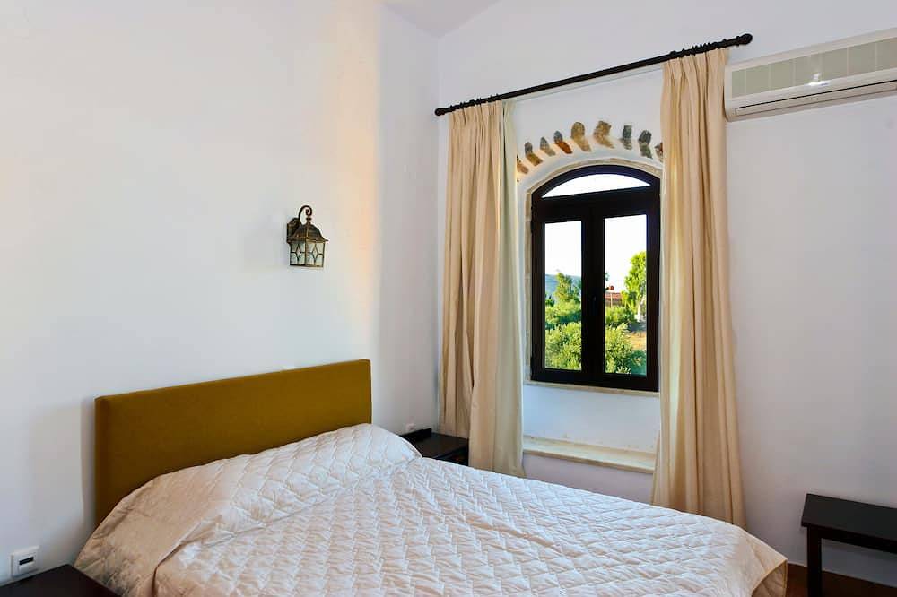 Independed 2 bedroom villa common pool in Xirosterni, Vamos