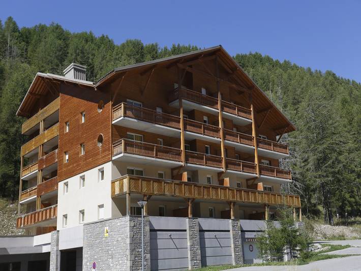 Chalet pour 4 personnes, avec piscine et balcon, adapté aux familles à Allos