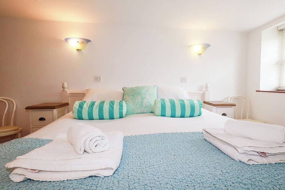 Rosemaddon, pet friendly, character holiday cottage in Crantock in Crantock, Cornwall