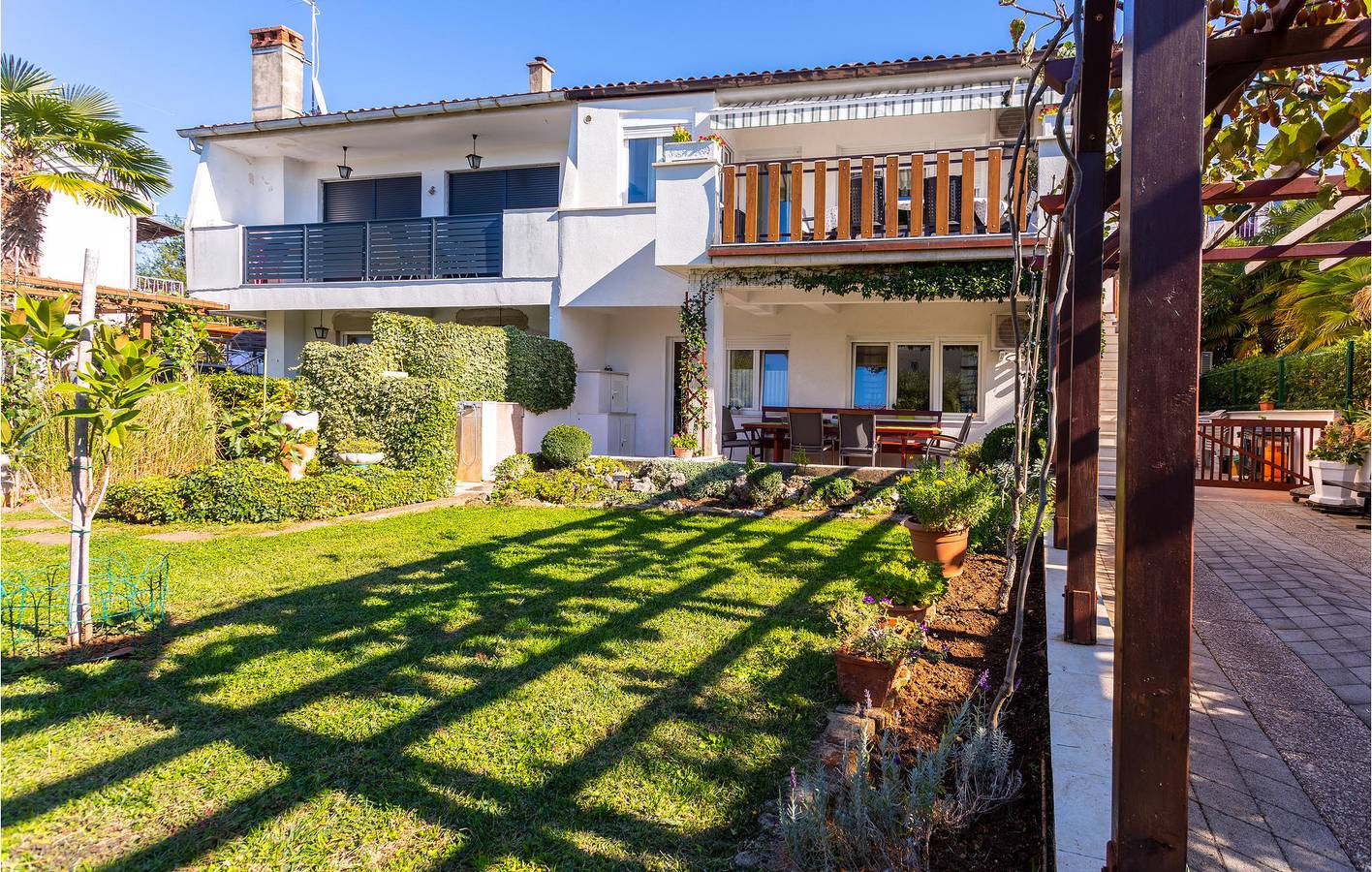 Ganze Ferienwohnung, Gemütliche 65 m² große Wohnung mit WLAN, Klimaanlage und Terrasse – 2,5 km vom FKK-Strand entfernt in Malinska-Dubašnica, Krk