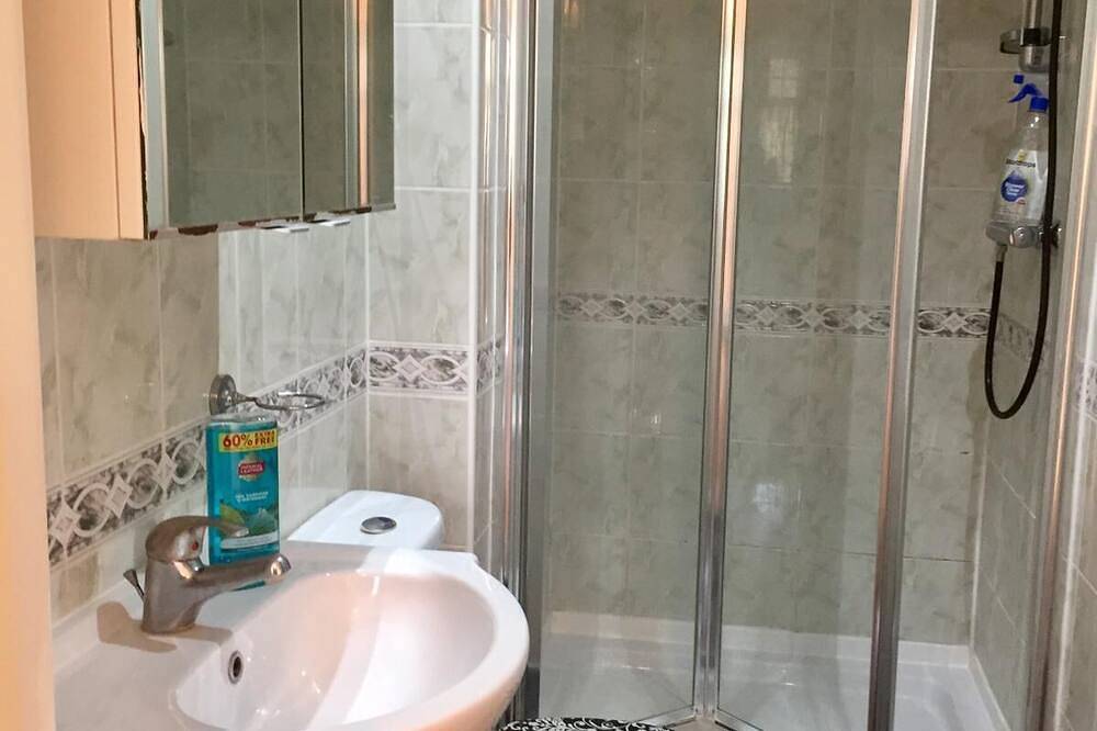 Gatwick/ Redhill Bedroom in Residential area in Surrey