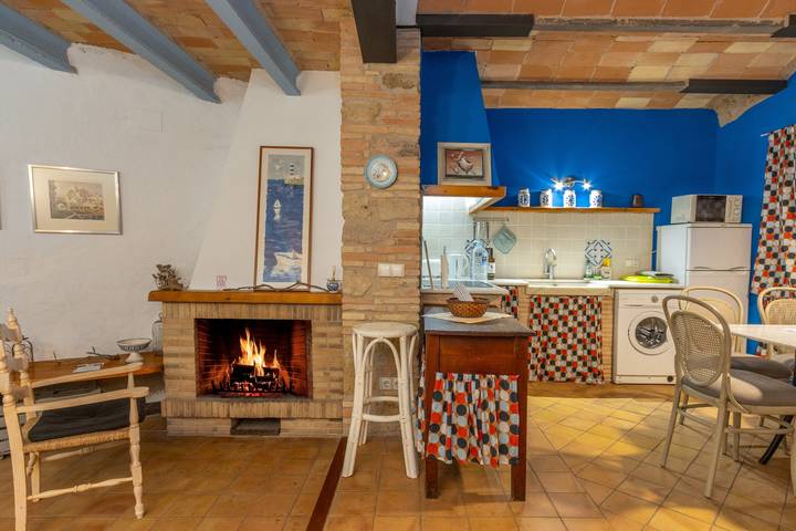 Casa Vermella i Blava: Casa Rural con Jardín Compartido y Wi-Fi en Orriols in Báscara, Alt Empordà