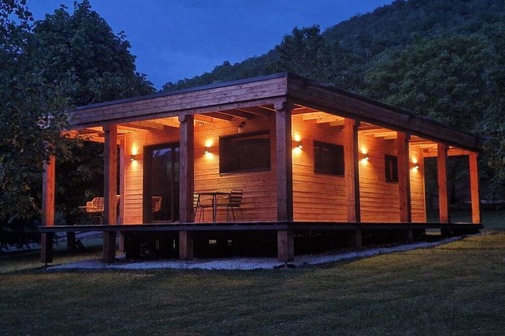 Lodge in a green setting. Panoramic view of the castle and mountains. in Foix, Ariège