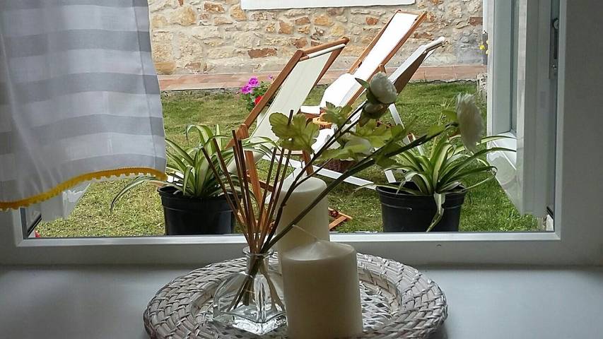 Estudio minimalista en Galizano con terraza privada, jardín y wifi in Galizano, Ribamontán al Mar