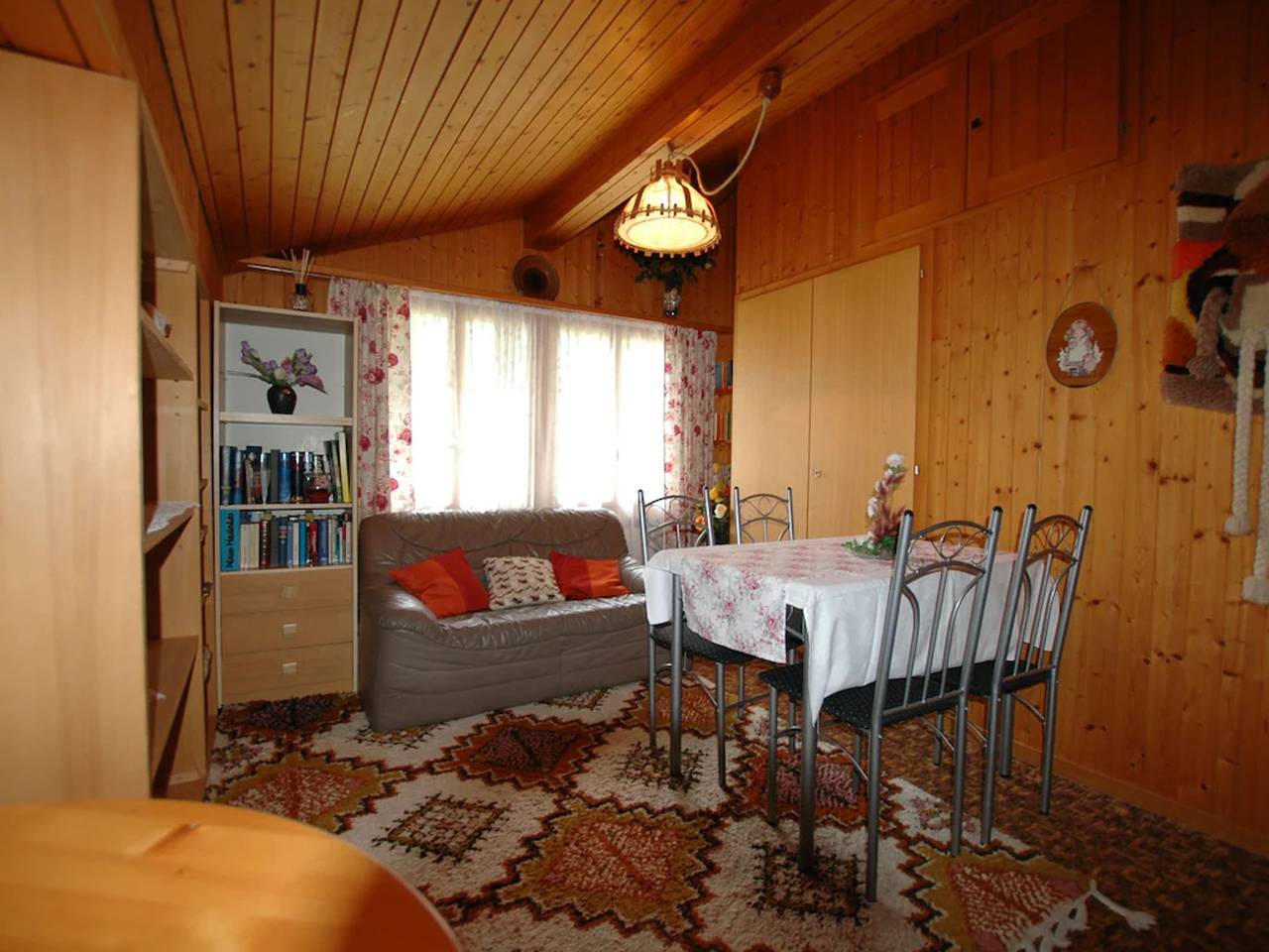 Pristine home in a charming village, large grassy sunbathing area, view of the Mönch and Jungfrau! in Wilderswil, Thunersee