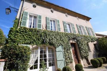 Gîte pour 12 personnes, avec piscine et jardin, animaux acceptés à Camps-la-Source