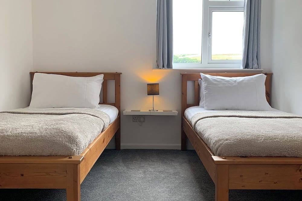 2 bed Villa, Large terrace with breath taking views only 3 minutes to the beach! in Cornwall