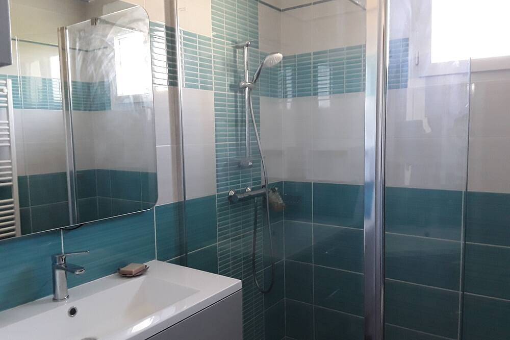 Petite suite entièrement neuve.Entrée indépendante avec couloir privé in Avoine, Vallée de la Loire