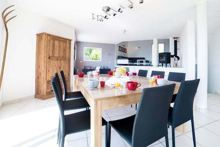 Location de vacances pour 10 personnes, avec sauna et vue ainsi que vue sur le lac et jardin, adapté aux familles à Pugny-Chatenod - 2