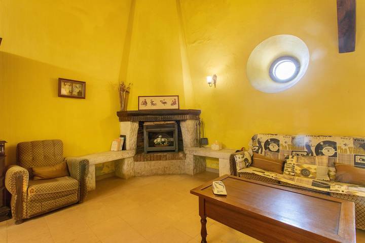 Holiday Home 'Amarela' with Mountain View, Shared Pool and Wi-Fi in Alenquer, Lisbon District