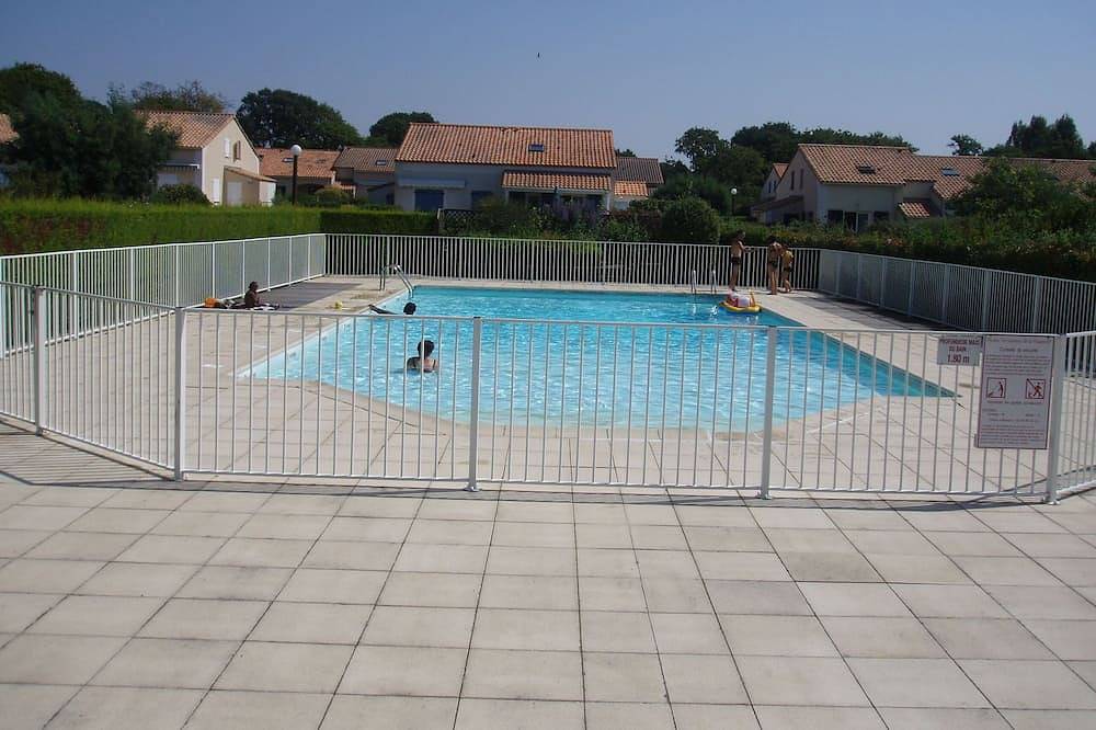 Pequeña casa, 300 m de playa, capacidad para 4 personas, piscina en la residencia in Saint-Michel-Chef-Chef, Côte de Jade
